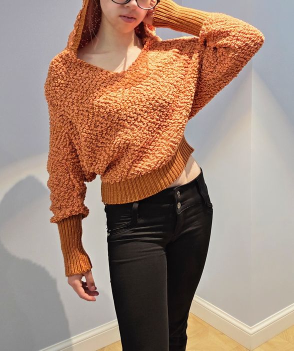 Оранжевая кофта с капюшоном