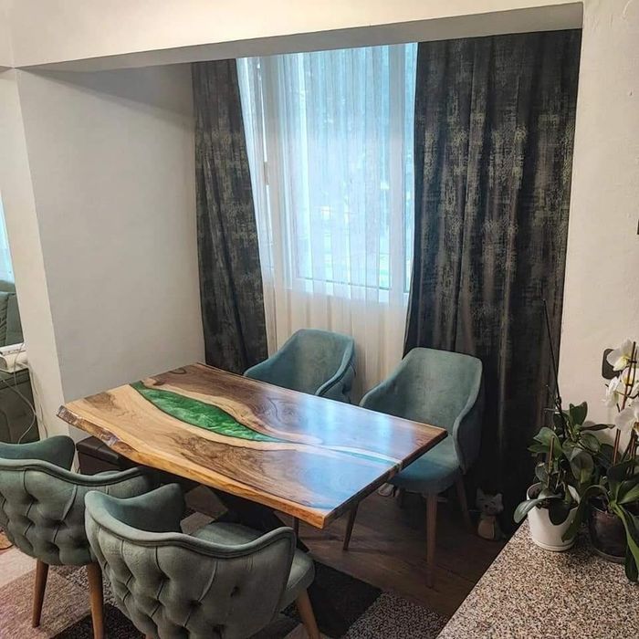 Изработка на маси от масив или масив и епоксидна смола по поръчка