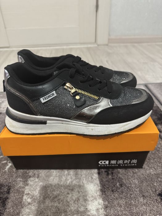 Продам кроссовки