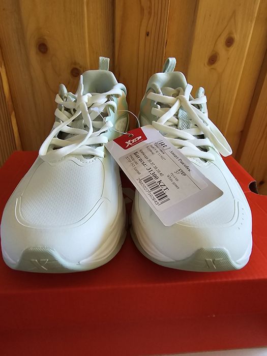 Новые кроссовки Xtep 37р.