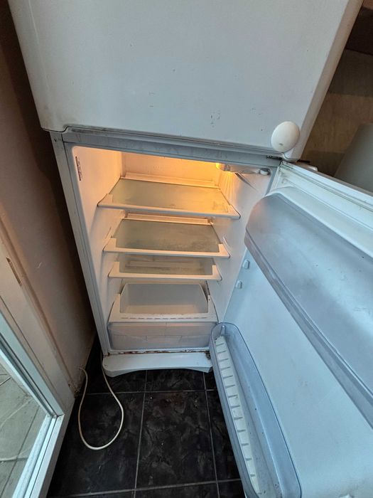 Хладилник Indesit с фризер