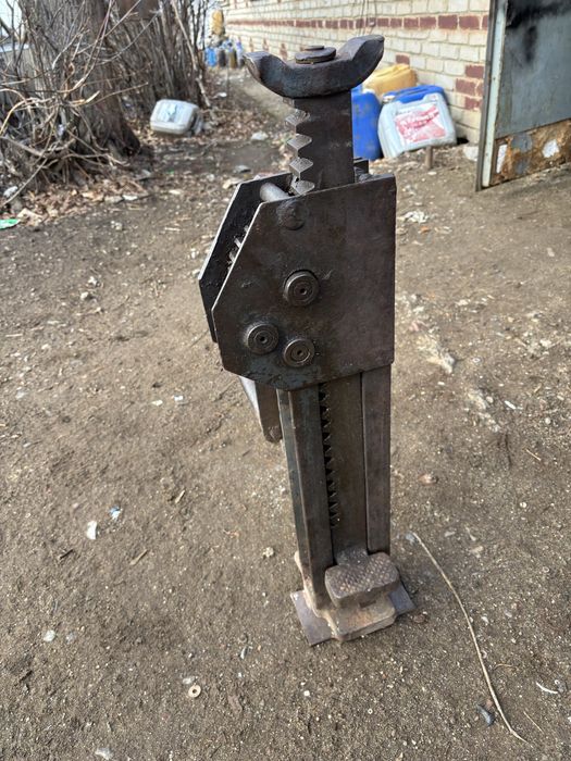 Продам Жд домкраты