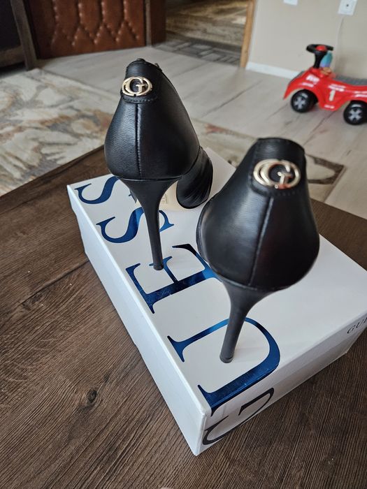 Дамски обуки guess