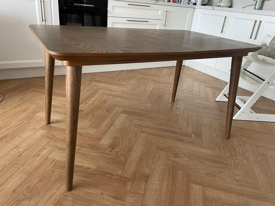 Масивна трапезна маса