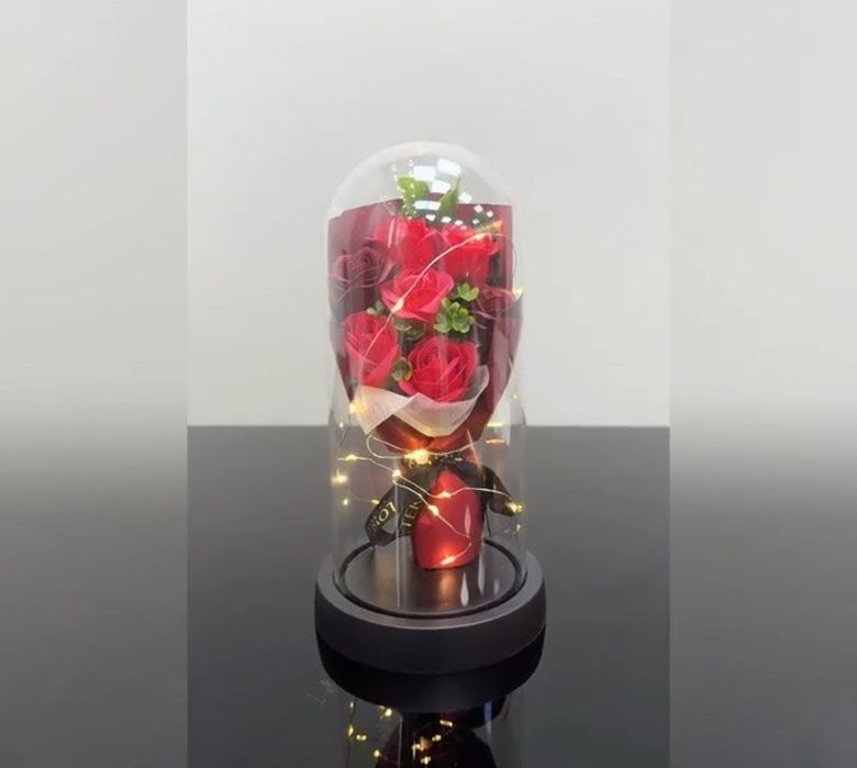 Вечен романтично осветен букет рози.