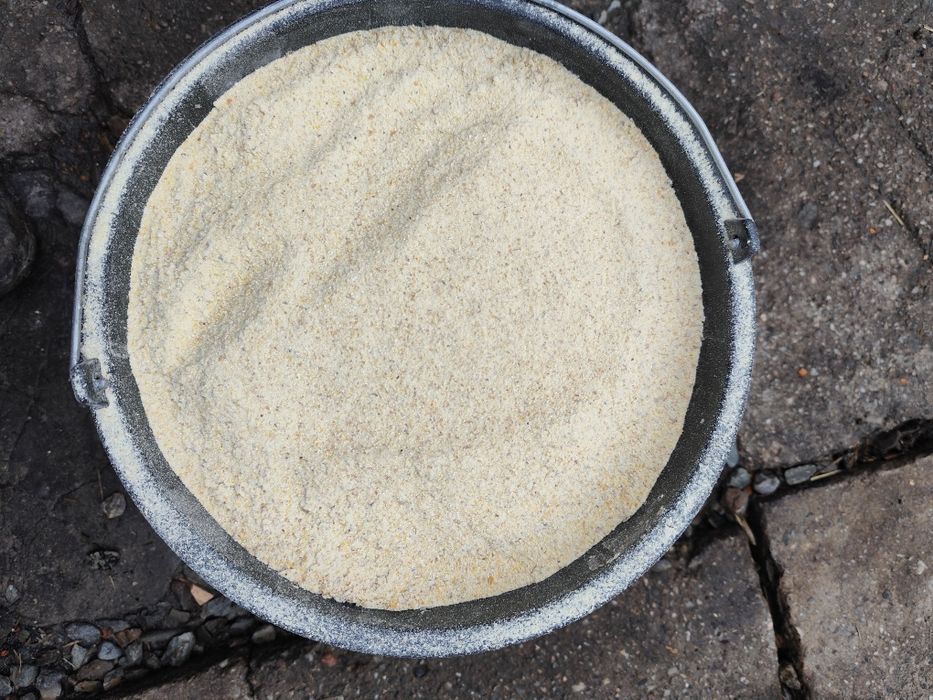 Vând porumb boabe și faina de porumb.