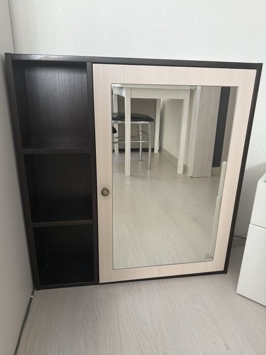 Полка с зеркалом