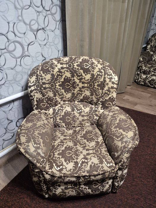 Продаётся диван и 2 кресла