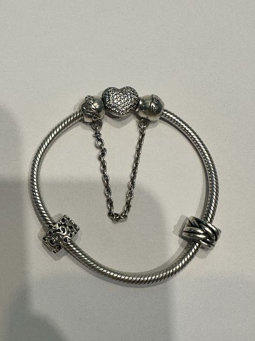 Brățară Pandora originală cu charm-uri – set elegant, stare excelentă