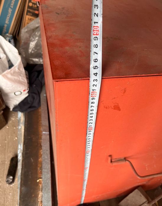 Металлический ящик для хранения.