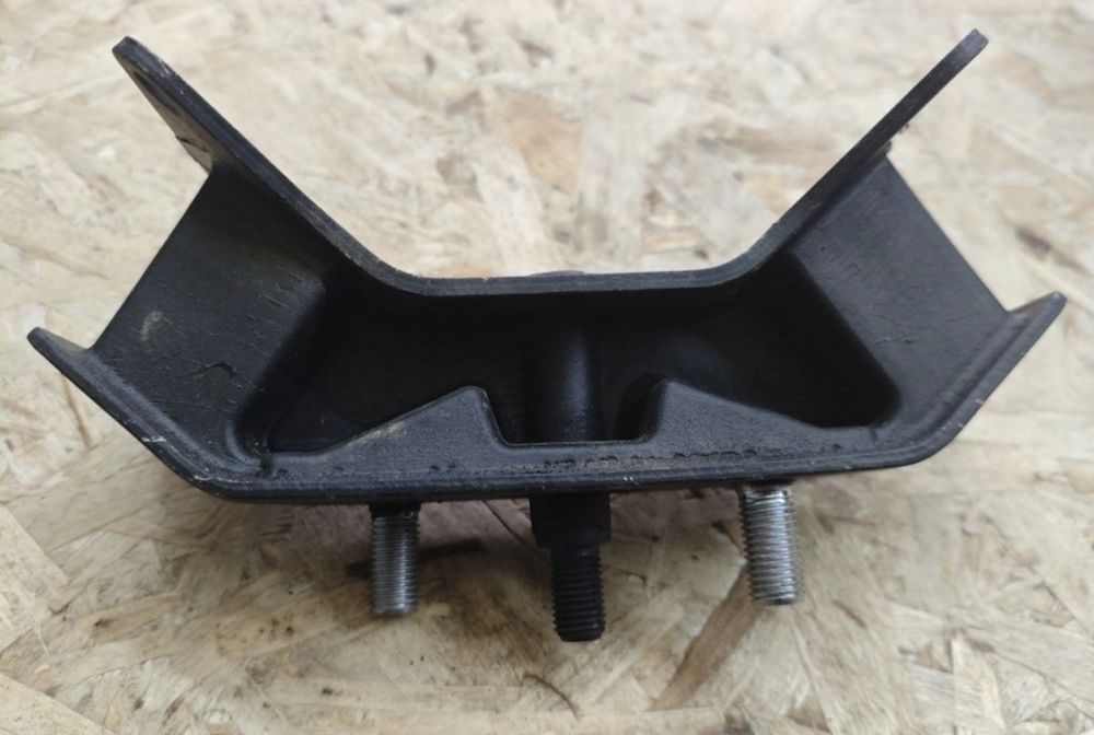 Подушка коробки передач Субару форестер