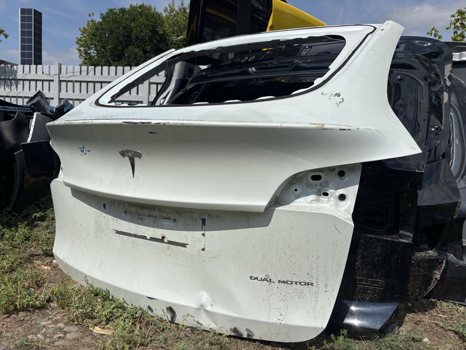 Капак Tesla Model Y