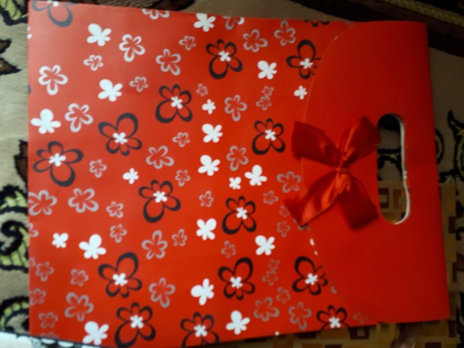 Подарочные пакеты бумажные.