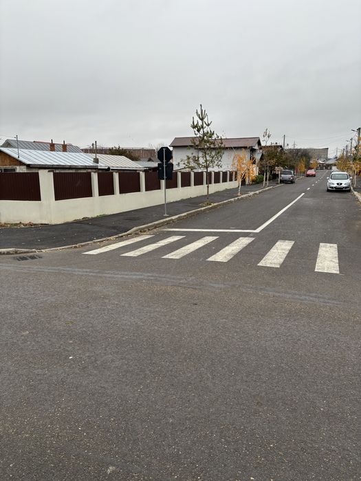 Vând teren în zonă bună cu 2constructii pe el.Pret fix