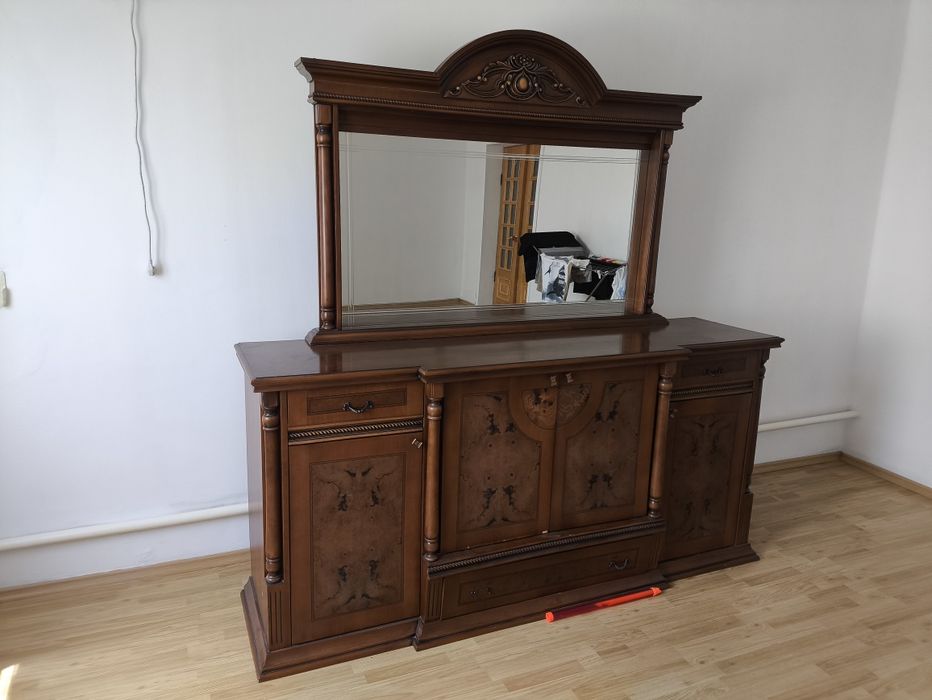 Продам шкаф для сервиза