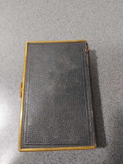 Biblia / Biblie veche, an 1880,  engleza, pagini aurite pe lateral + incuietoare, Coperta piele, 14x9x3 cm