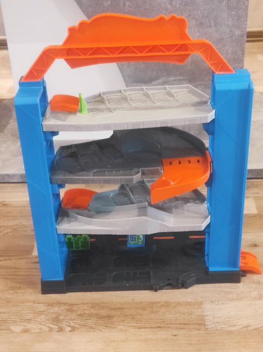 Продавам - Hot Wheels паркинг, писти и автовоз