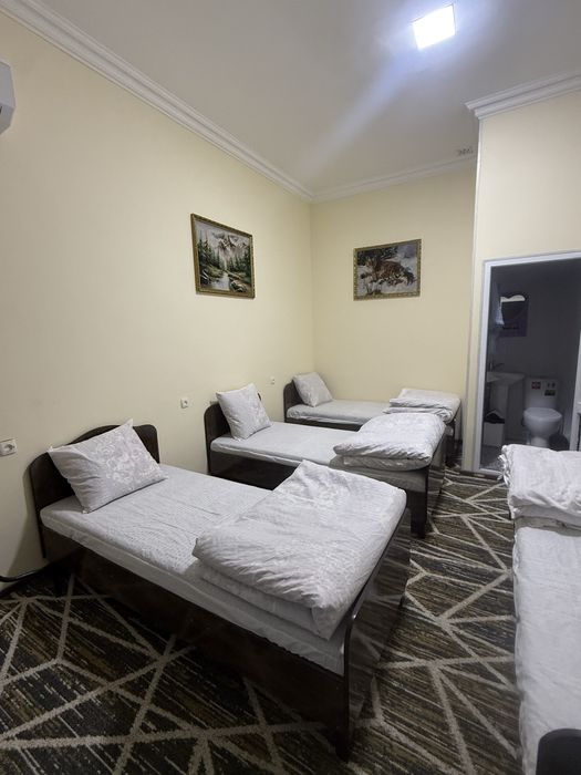 Kunlik Hostel Yangi bozorni yaqinida joylashgan