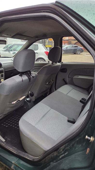 Vand Logan in stare perfectă de funcționare. An 2005 1.4 benzina. AC.