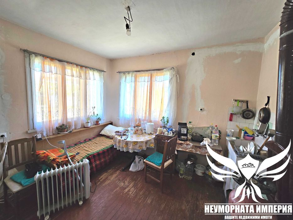 Продавам двуетажна къща 195РЗП с широк двор 1020кв. в с.Тополово