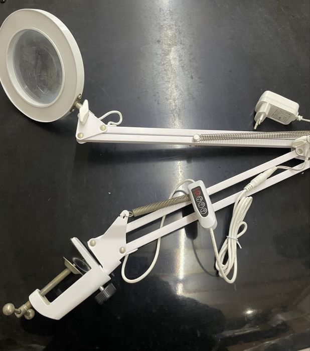 Лампа с увеличителна лупа