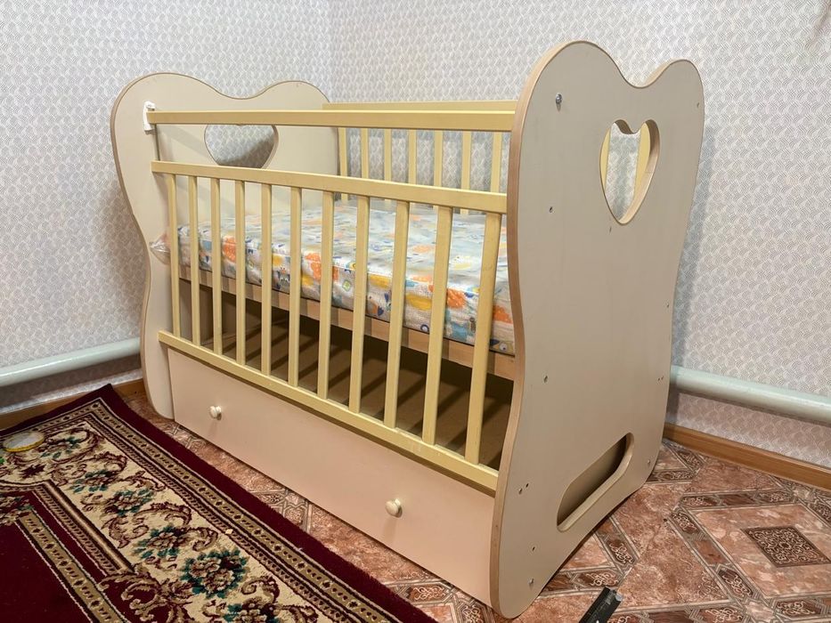 Детский кровать.