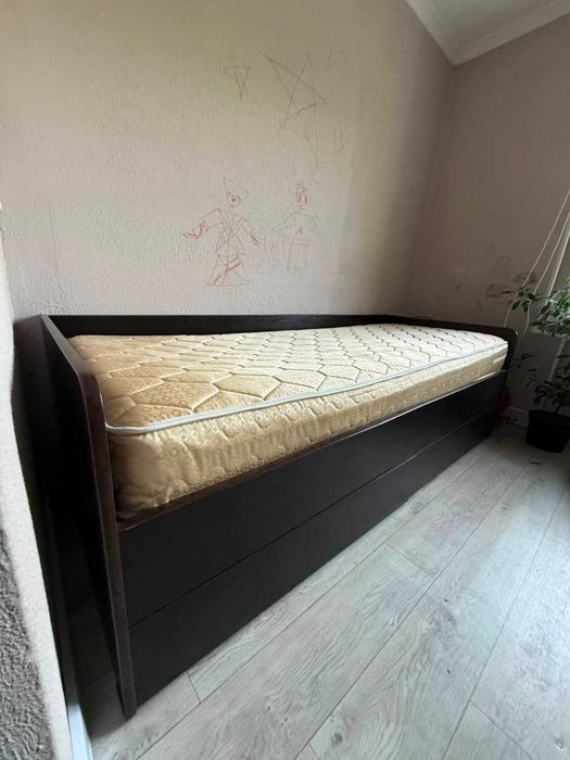 Кровать с матрасом хорошее состояние