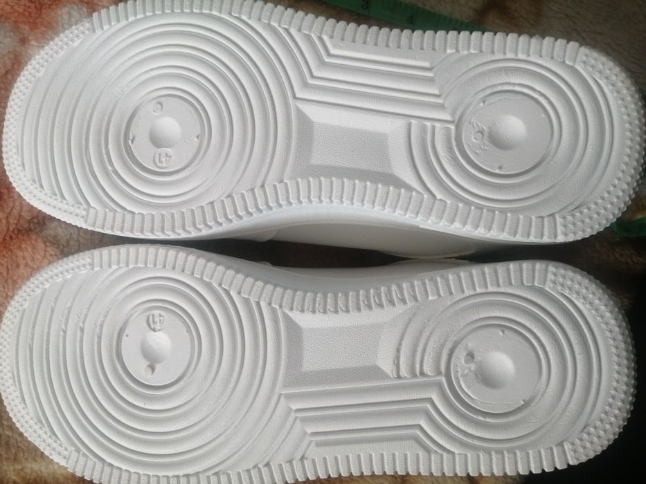 Продаю женские кроссовки