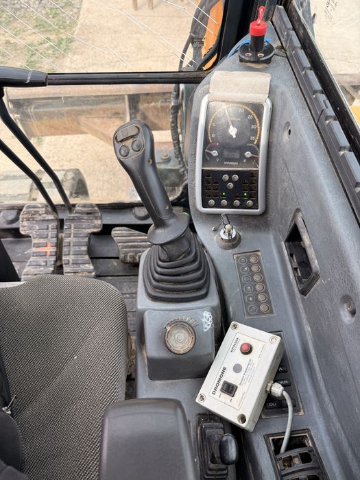 Excavator hyundai 8 tone