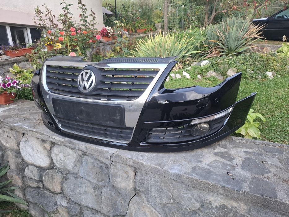 Vând bara fata VW PASSAT B6cu senzori și spalatoare negru LC9X