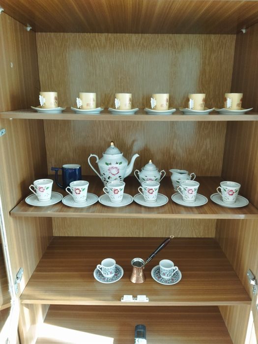 Чайник, чашки, блюдце