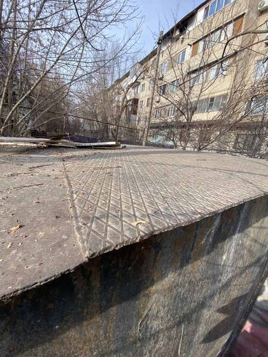 Мощный железный гараж