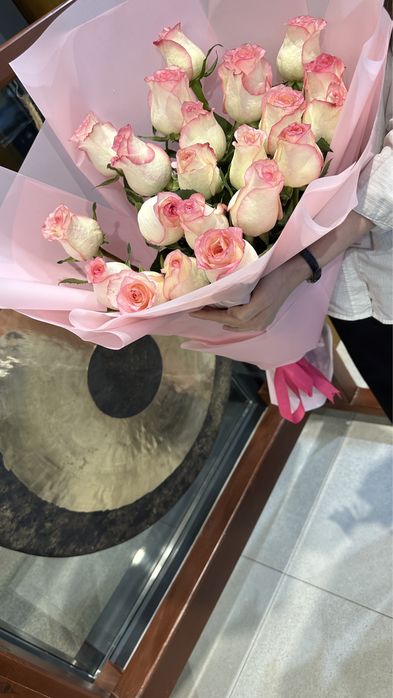 Продам цветы бело розовые розы