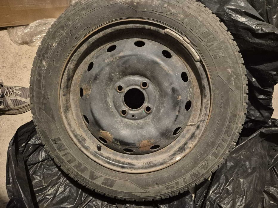 4 bucati Anvelope + Jante Vara LOGAN ( 3 buc -Motrio CONQUEST 185 65 R15 88 T, 1 buc BARUM BRILLANTIS 185 65 R15  88T)