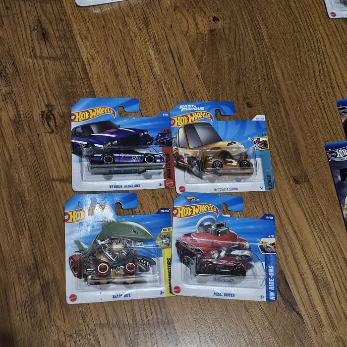 Hot wheels колички.