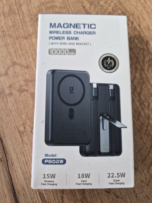 Магнитна външна батерия Power Bank 10000mAh P602W c вградени кабели и стойка (15W /

22.5W)