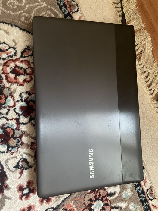 Ноутбук Samsung в рабочем состоянии