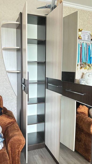 Продам шкаф, трюмо и стол