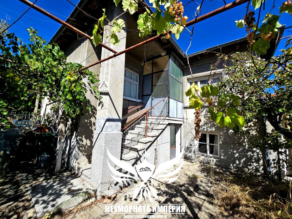 Продавам двуетажна вила/къща 140РЗП с 760кв.м. двор село Новаково