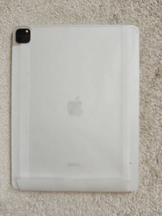 Vând iPad pro gen 6 12'9. Inch  ca nouă în cutie originala cu folie