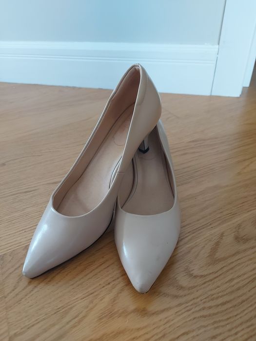 Продам туфли бежевые