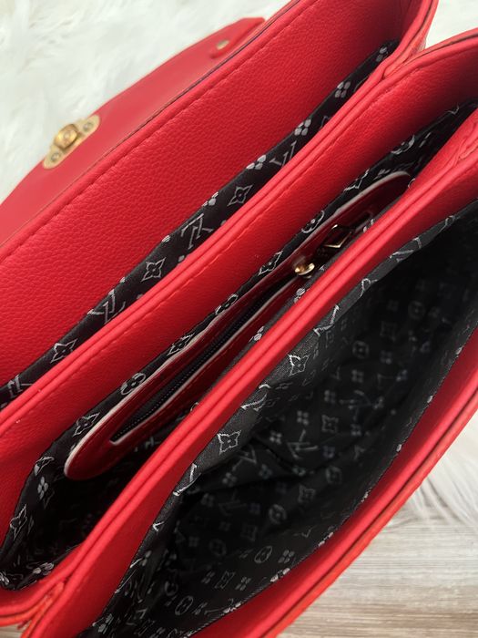 Червена кожена чанта