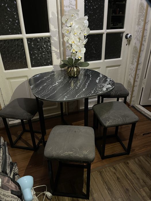 Stol 4 taburetkasi bilan sotiladi. Pochti yengi