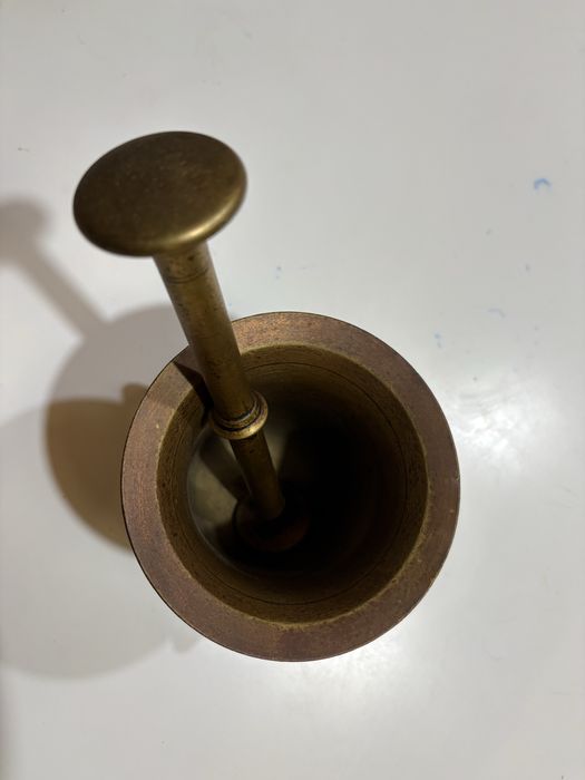 Mojar cu pistil + cupă din alamă – piese vechi, grele, stare bună