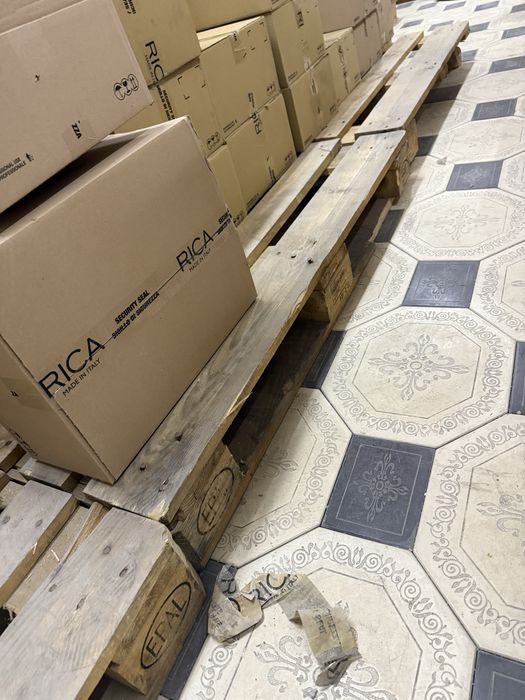 Дераянный поддоны пять штук отдам дешево звоните