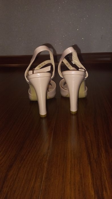 Подам босоножки новые 35 размер