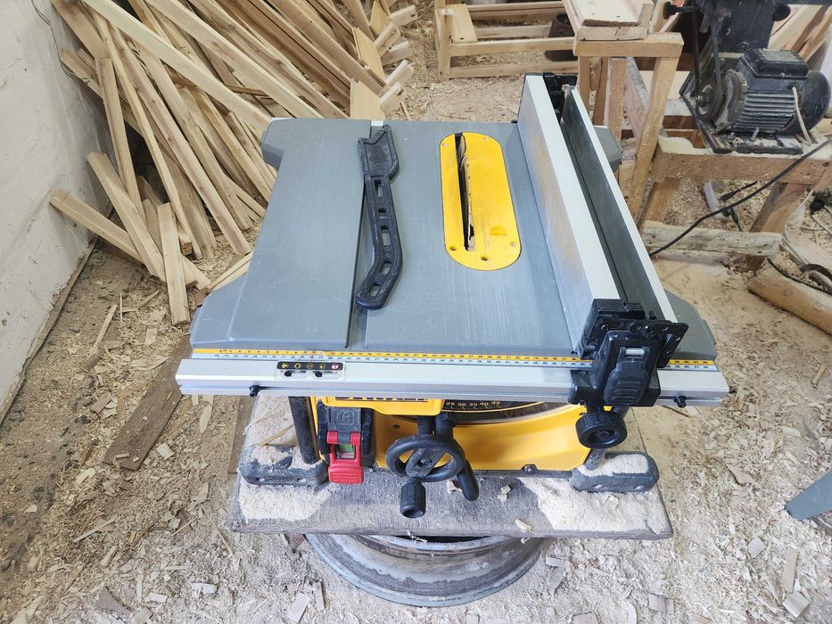Stanok Pila Dewalt