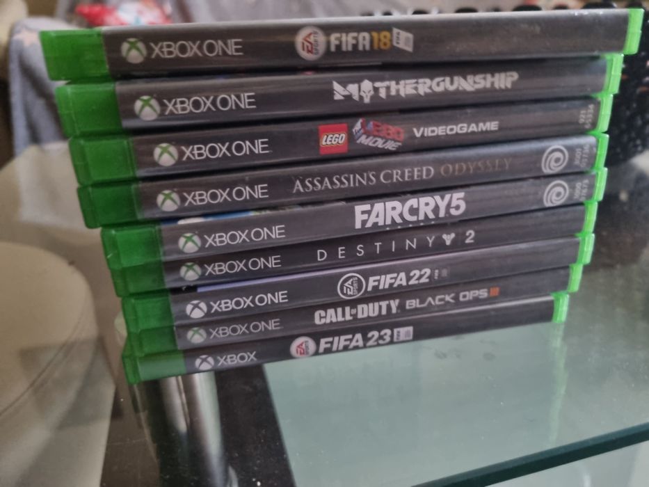 Vand xbox one s cu 2 tb editie limitata cu 10 jocuri si 2 manete