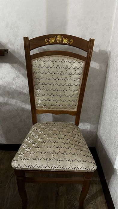 Стол для гостиной и стулья