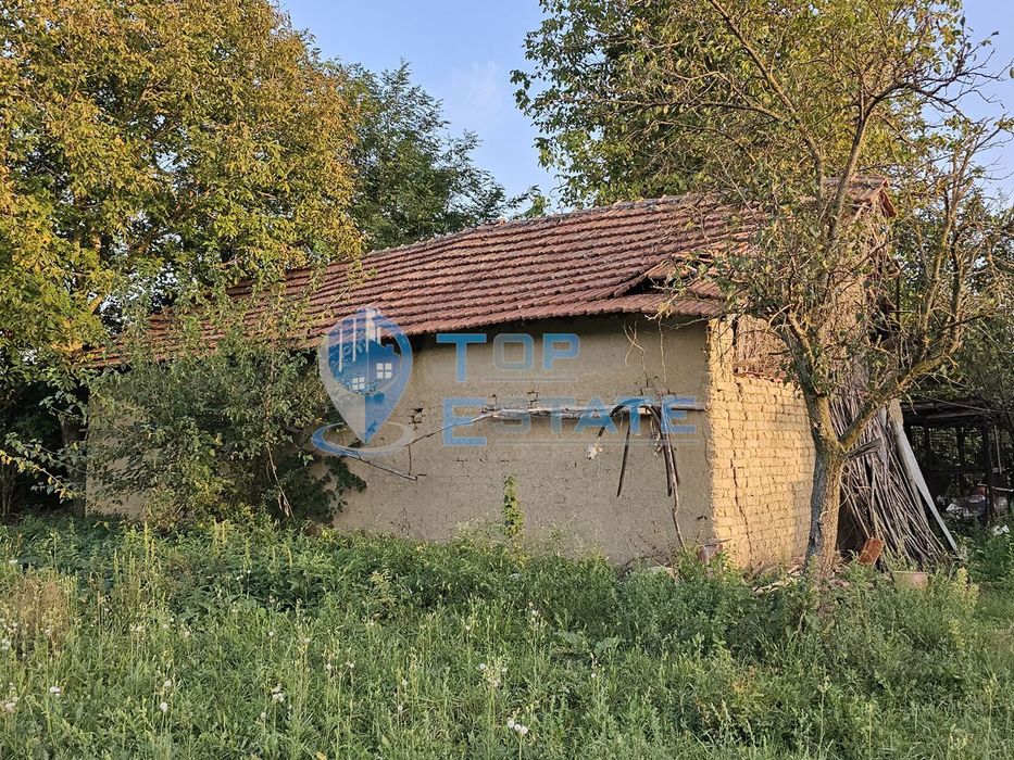 Тухлена къща с голям двор и кладенец в село Писарево